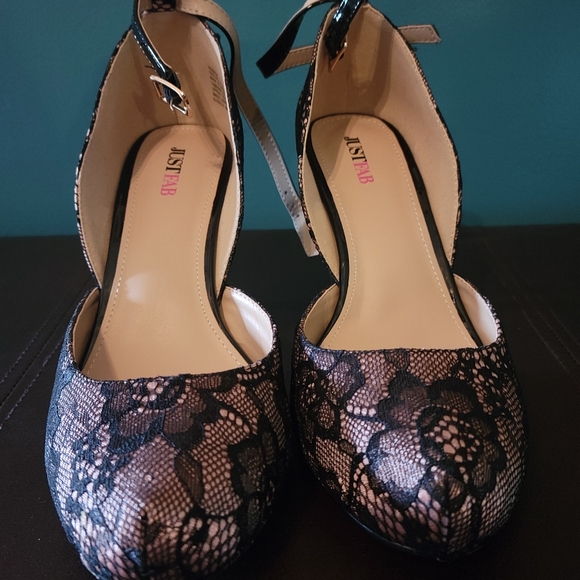 Women shoes - Picture 1 of 3